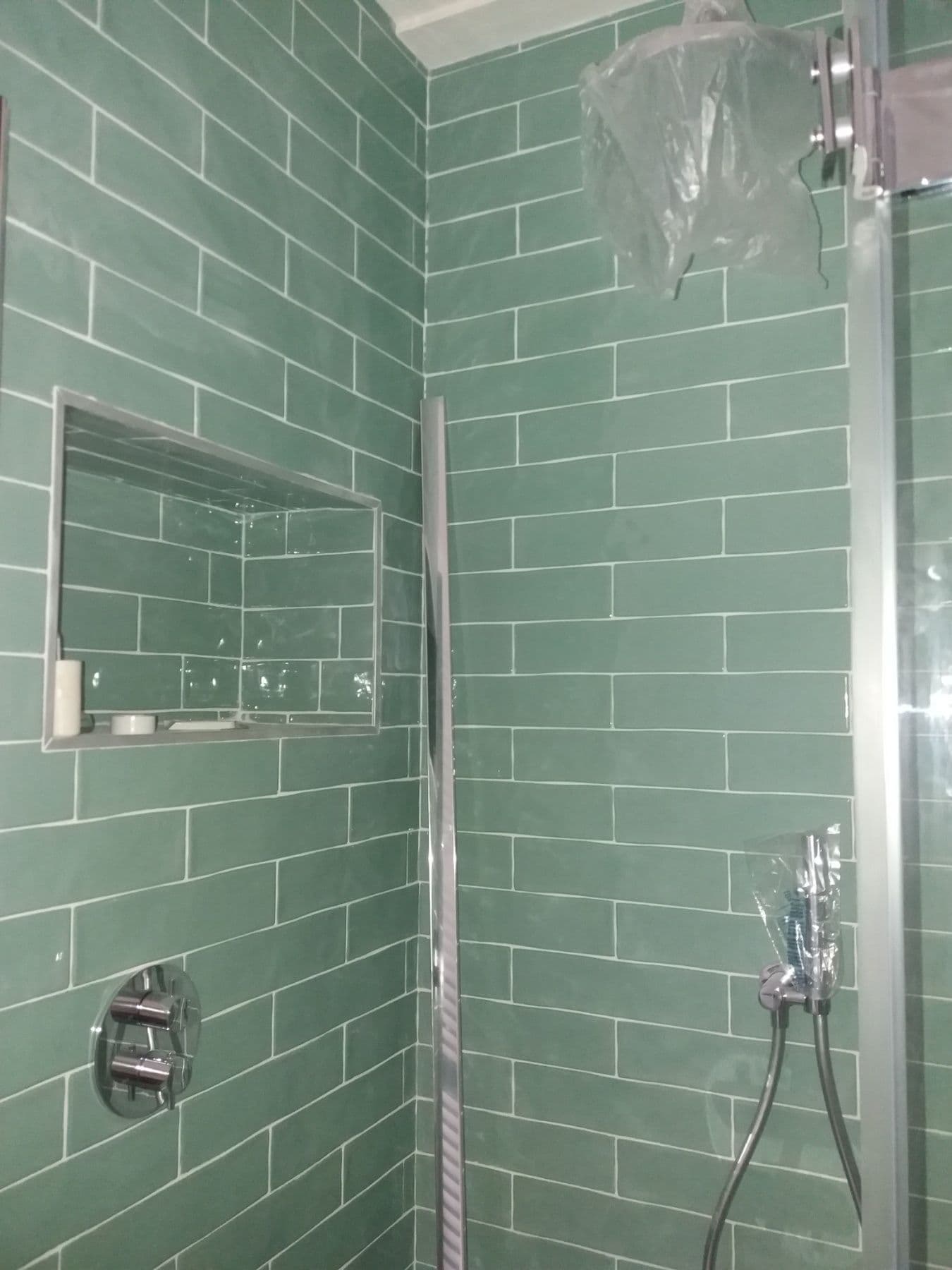 Badkamer met groene metrotegels — 5
