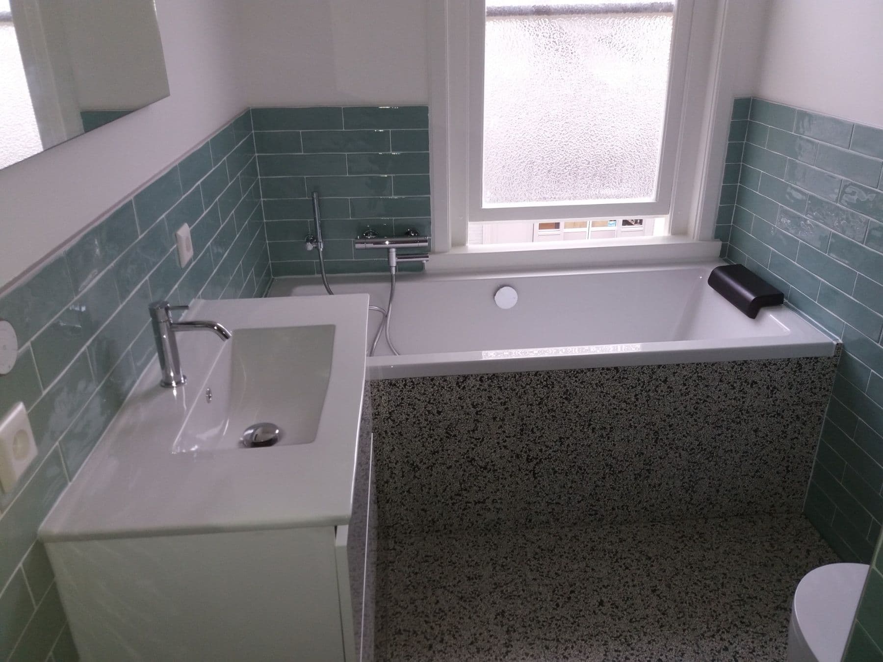 Badkamer met groene metrotegels