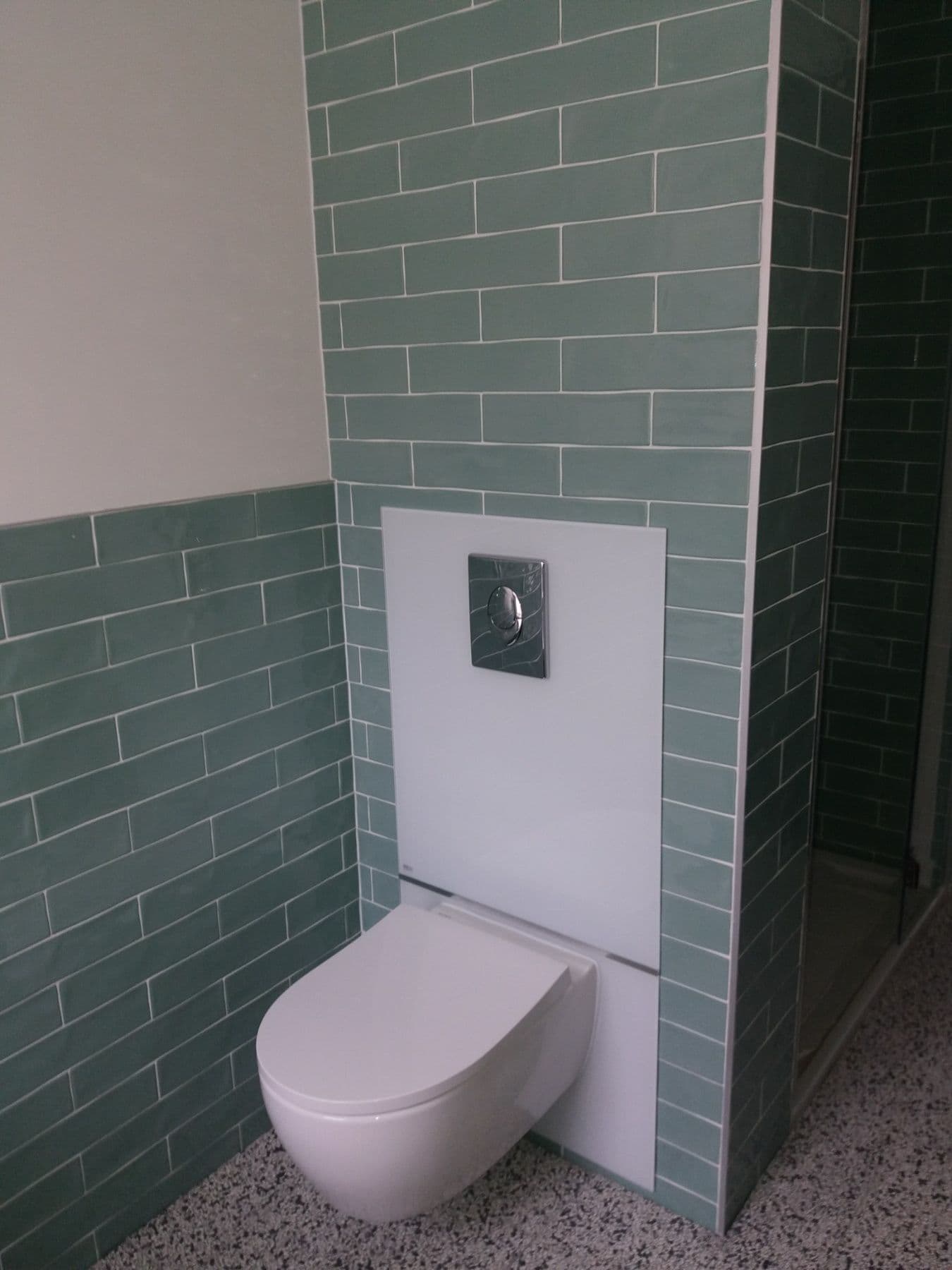 Badkamer met groene metrotegels — 4