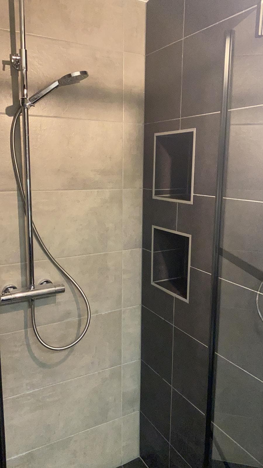 Badkamer in antraciet & betonlook — 3