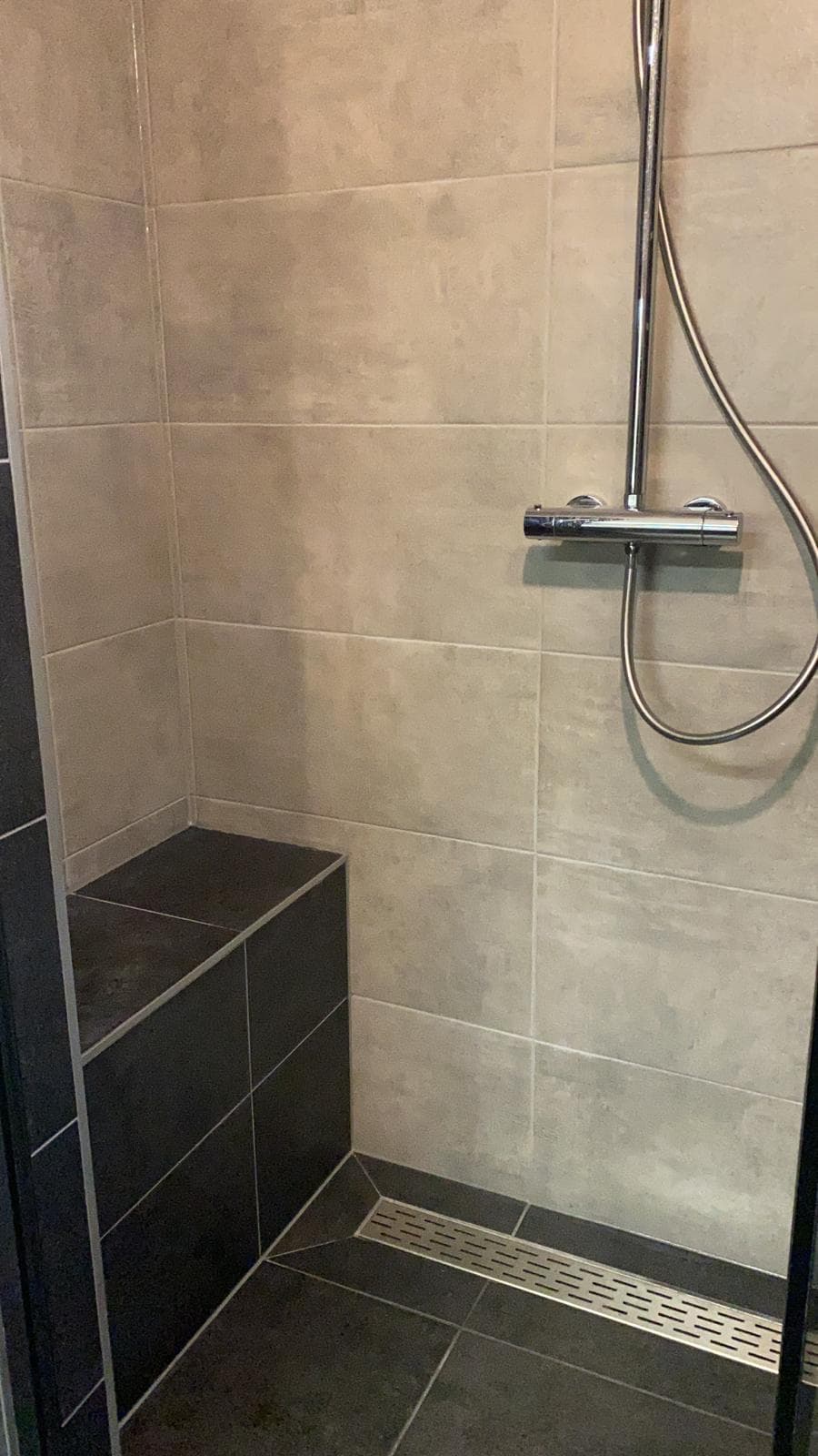 Badkamer in antraciet & betonlook — 2