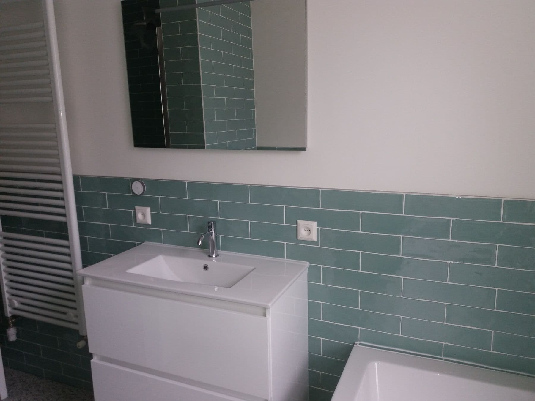 Badkamer met groene metrotegels — 2