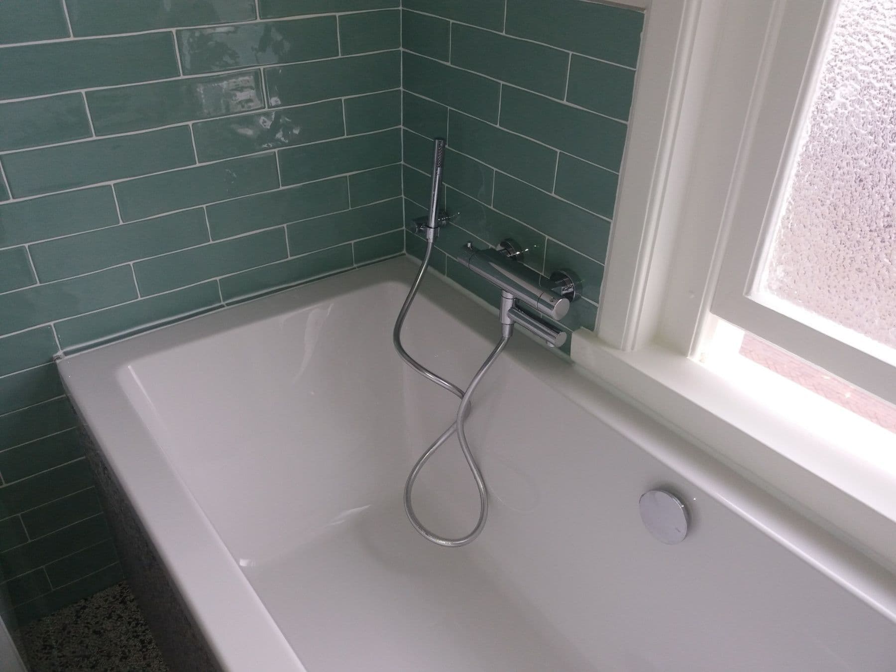 Badkamer met groene metrotegels — 3