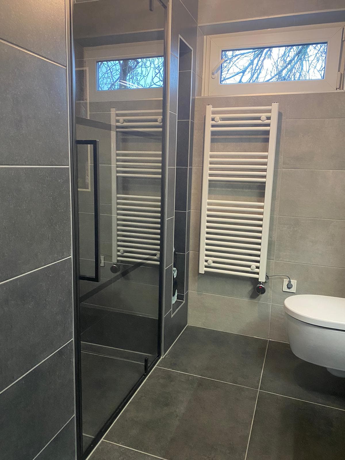 Badkamer in antraciet & betonlook — 4