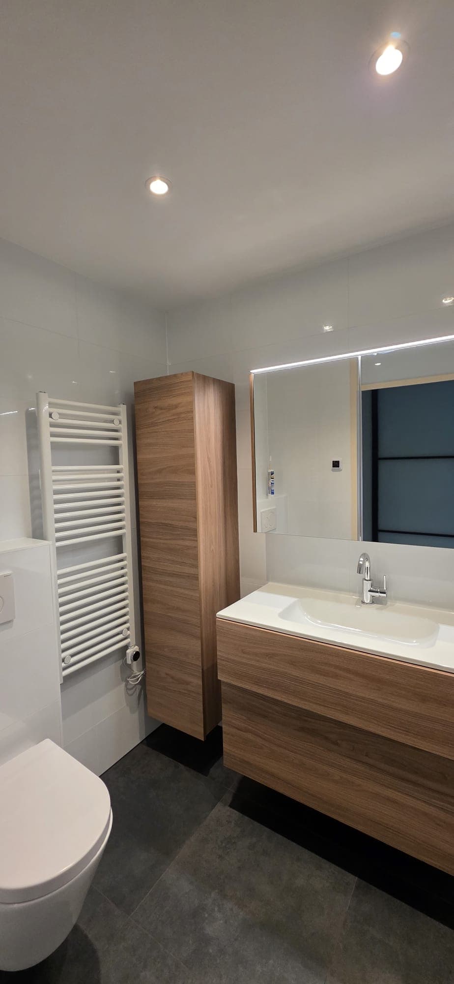 Badkamer in walnoot & natuursteen
