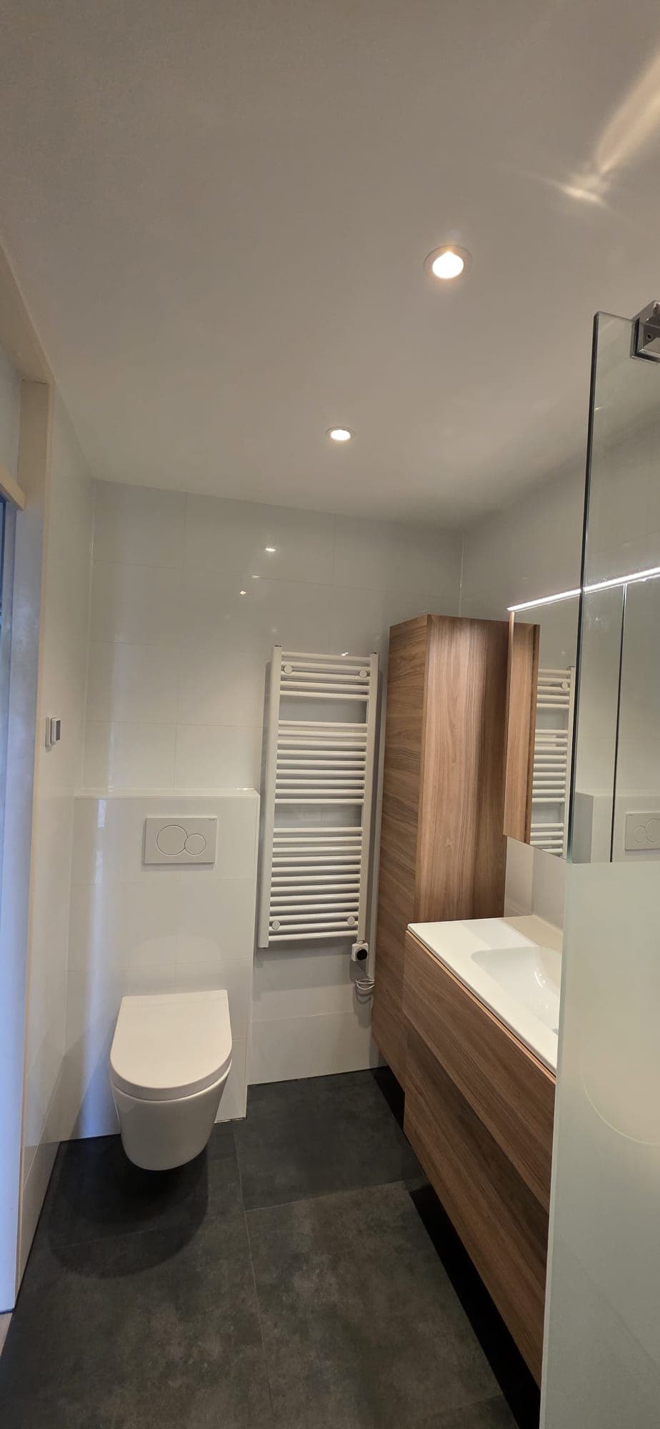 Badkamer in walnoot & natuursteen — 4