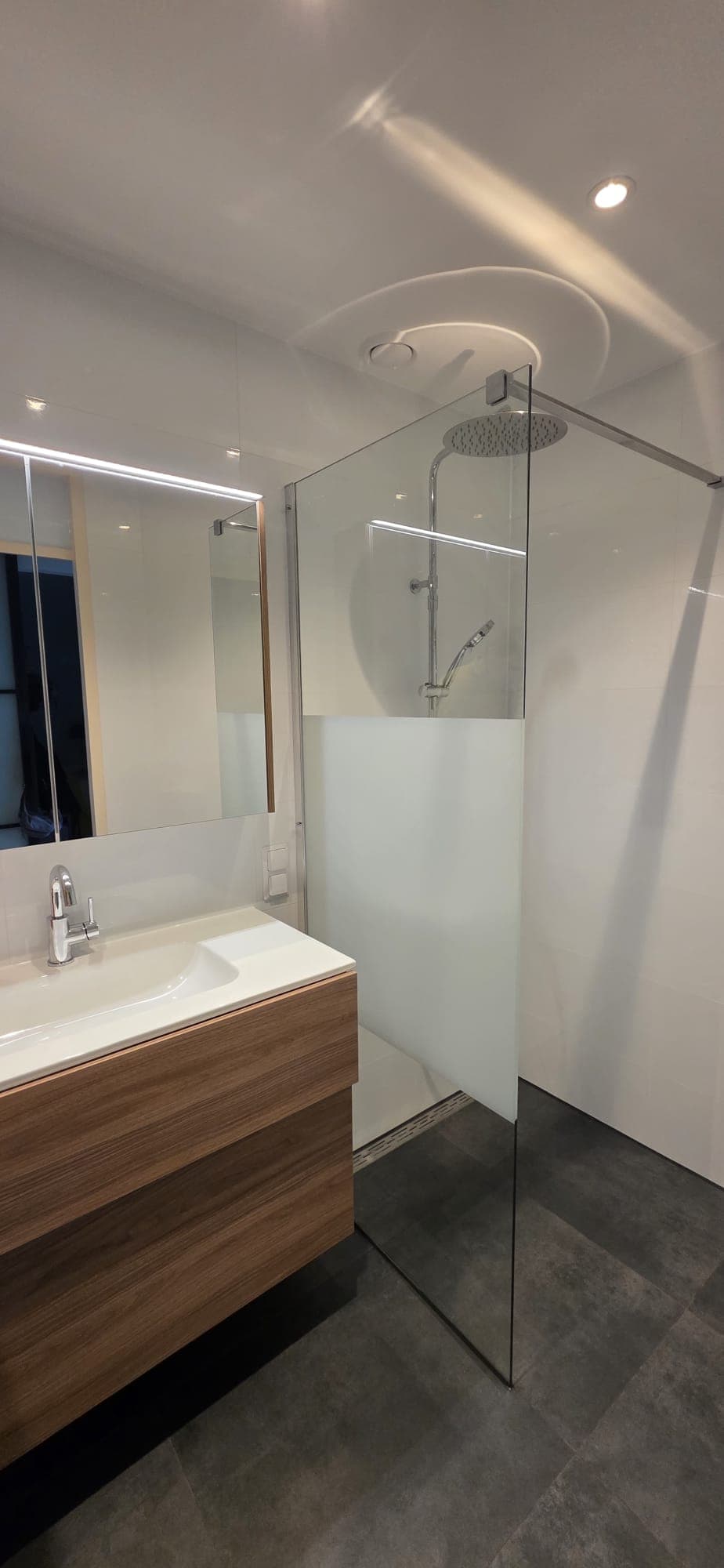 Badkamer in walnoot & natuursteen — 2